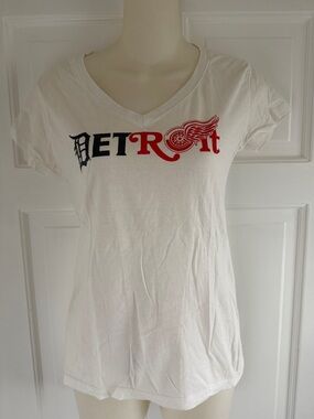 New MADE IN DETROIT Tigers Red Wings T-Shirt - Small
